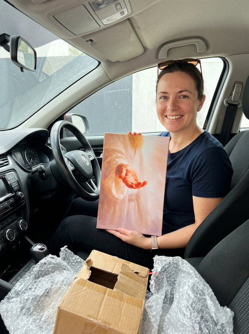Cliente con cuadro Mano de Jesús