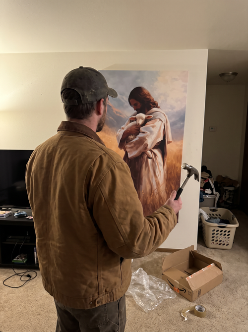 Cliente con cuadro Jesús sosteniendo la oveja perdida